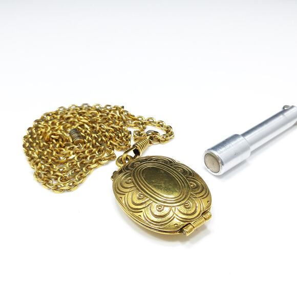 Vintage Keepsake Locket Necklace, Gold Tone, Snap Clasp, 1970s Vintage Jewelry - Picture 8 of 10